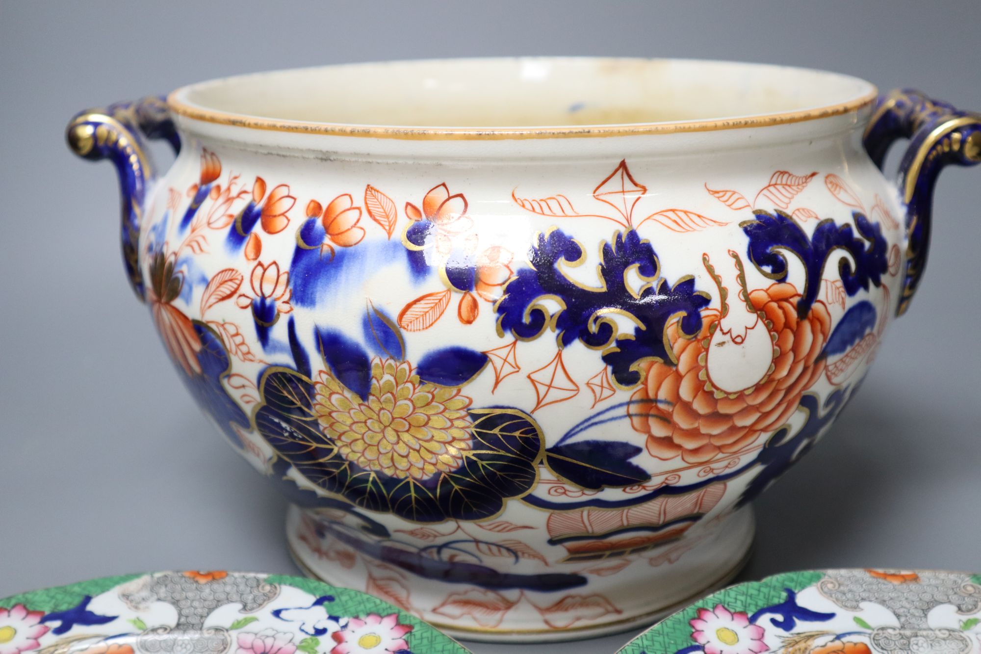 A set of six early 19th century Masons Ironstone dessert dishes and an ironstone tureen base (7)